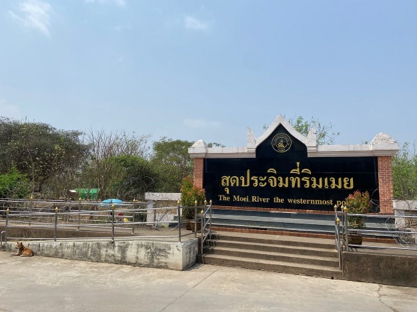 Seeing the fence at the Thai Myanmar border